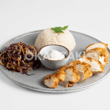 Куриное филе с рисом, со свежим салатом и белым соусом